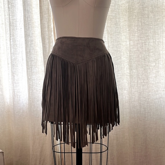 Show Me Your Mumu Gray Faux Suede Rancho Fringe Skirt XS - Picture 3 of 8